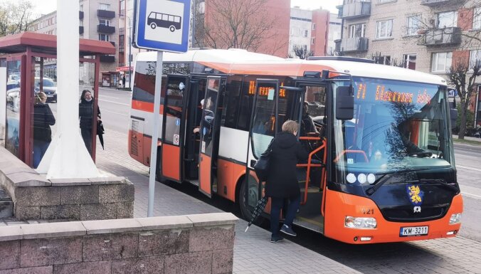 Reportāža: Sejas aizsegus Rēzeknes autobusos cenšas lietot, bet vēl atturīgi