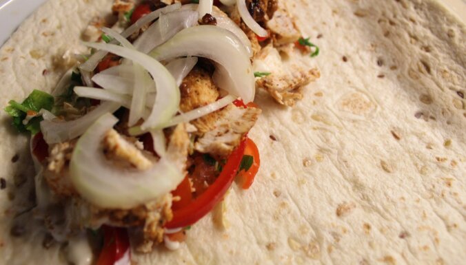 Foto recepte: figūrai draudzīgie vistas filejas kebabi