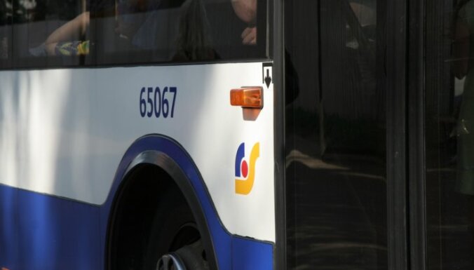'Rīgas satiksme' autobuss iebrauc daudzdzīvokļu nama pagalmā; šoferis policijai melo par tehniskām problēmām