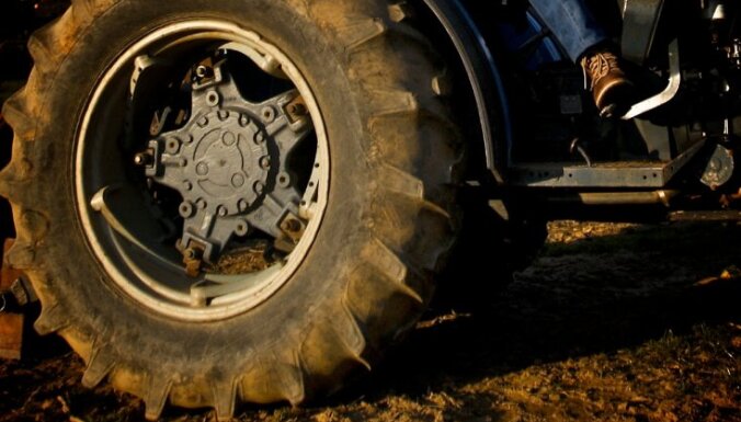 VUGD izglābj traktora avārijā cietušu cilvēku; no sadeguša auto izceļ bojāgājušo