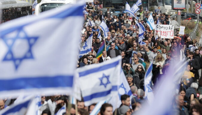 Tūkstošiem cilvēku Izraēlā protestē pret tieslietu reformām