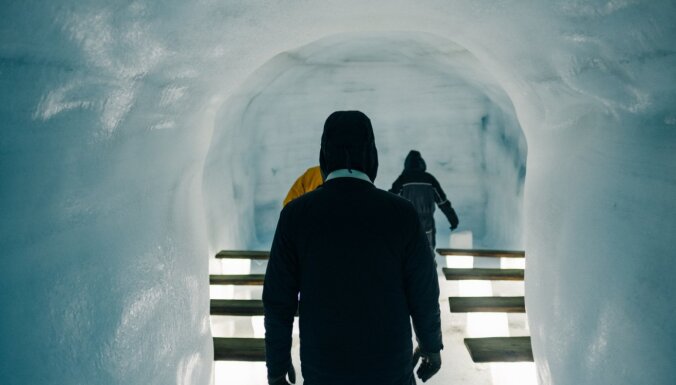 ВИДЕО. Необычная экскурсия по самому большому в мире ледяному тоннелю в Исландии