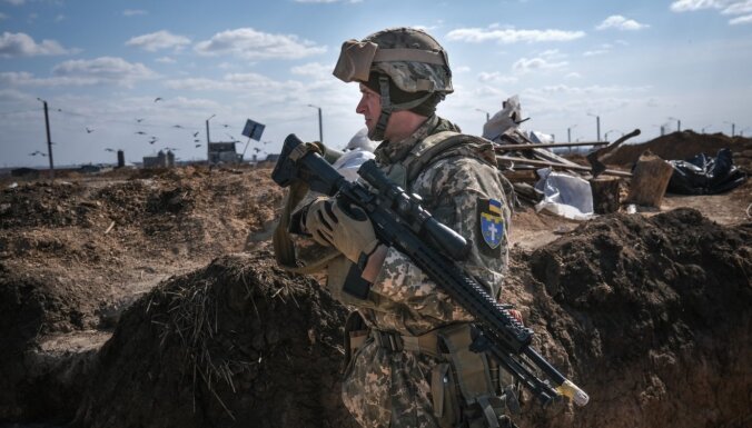 ASV prezidenta padomnieks: katru dienu piegādājam Ukrainai ieročus