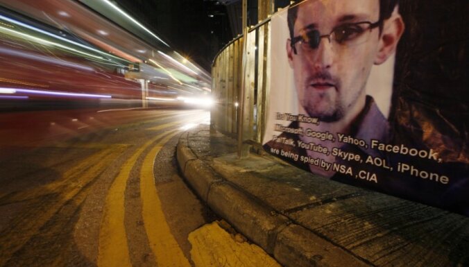 Эдвард Сноуден попросил убежище в России
