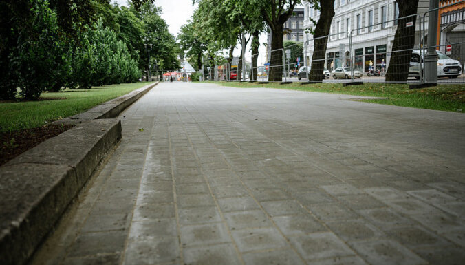 ФОТО: В парке Эспланада отремонтировали пешеходные дорожки и включили фонтаны