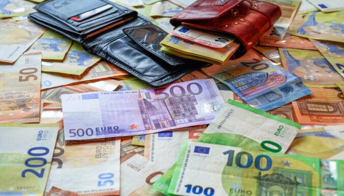 Зарплата в Латвии растет, но купить на нее можно меньше, чем в 2008 году. В каких отраслях платят больше всего?