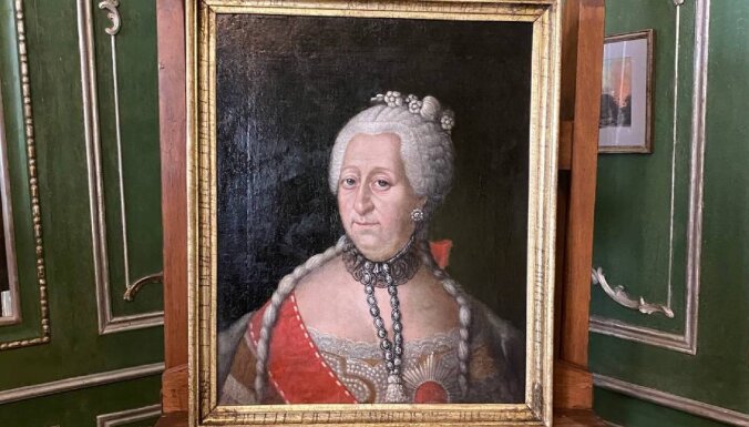 ФОТО: Рундальский дворец получил в подарок портреты его основателей XVIII века