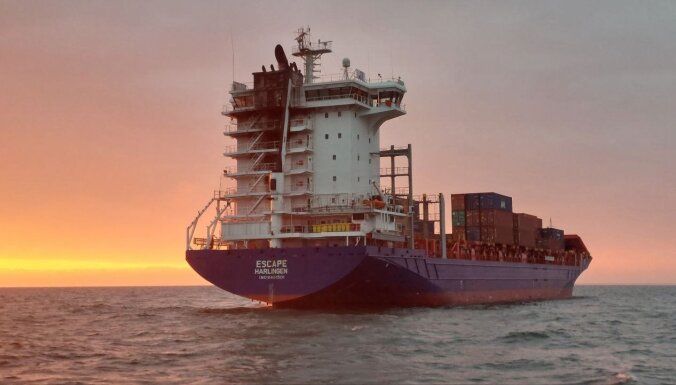 Baltijas jūrā aizdedzies kuģis ar bīstamu kravu; to nogādās Rīgā (plkst. 13.52)