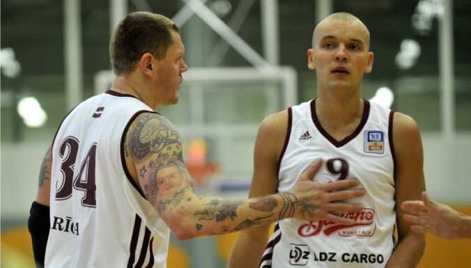 Zvaigznēm pastiprinātie 'Barons kvartāla' basketbolisti piekāpjas 'Jūrmala'/'Fēnikss' komandai