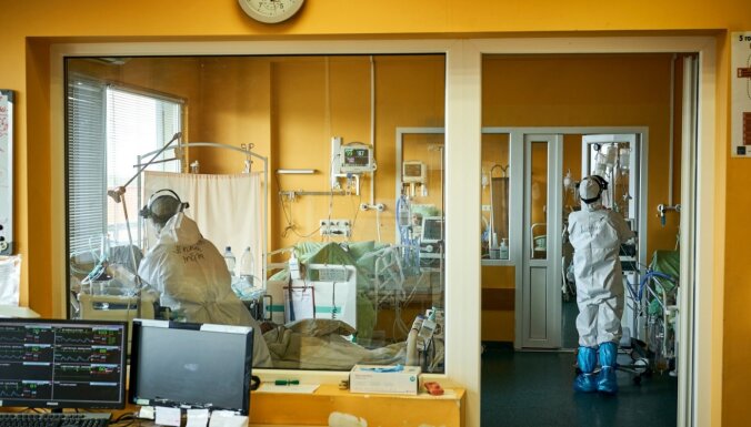 Covid-19 pacienti slimnīcās nonāk smagākā formā un jaunāki, bažījas RAKUS