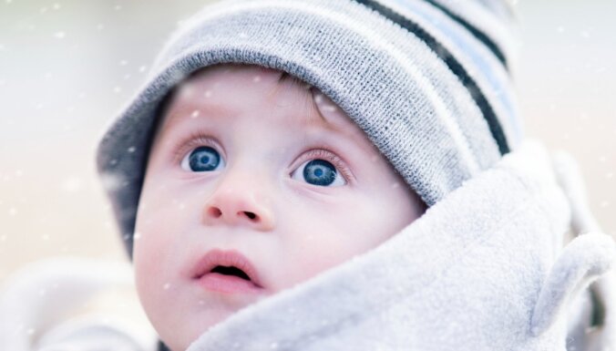 Ārste aicina nepārtuntulēt bērnus! Piemērots apģērbs mazulim pastaigām ziemā