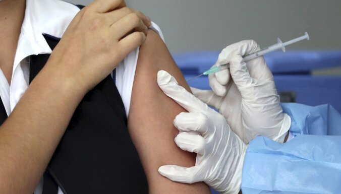 Вакцинация ускоряется, "невертолетное" пособие и третья волна коронавируса. Главное о Covid-19 на 22 февраля