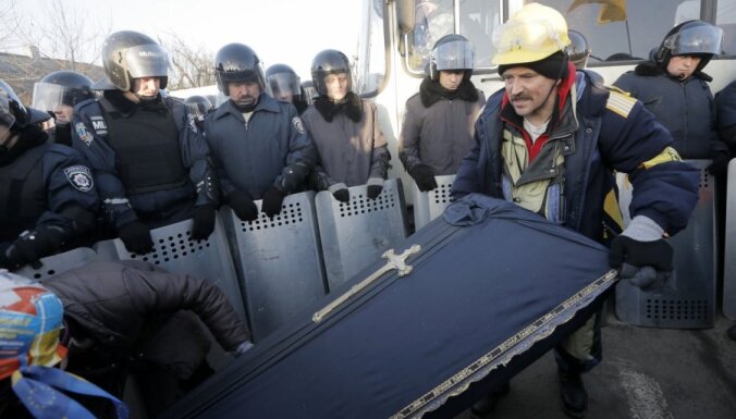 Украина: "автомайдан" привез к резиденции Януковича гроб
