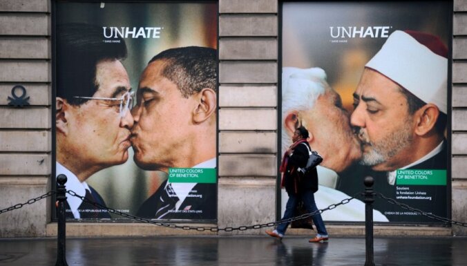 Benetton убирает рекламу с поцелуем Папы и имама
