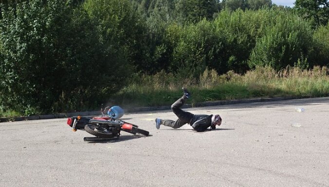 Babītes novadā saduras divi motocikli