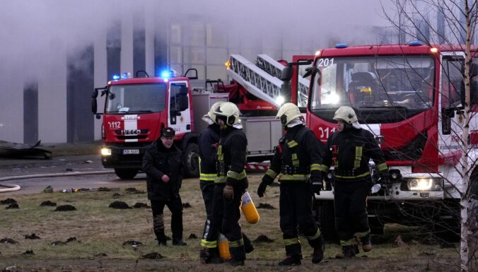 Reportāža: Lokalizēts ugunsgrēks dronu ražotnē Mārupē; darbi turpināsies arī naktī