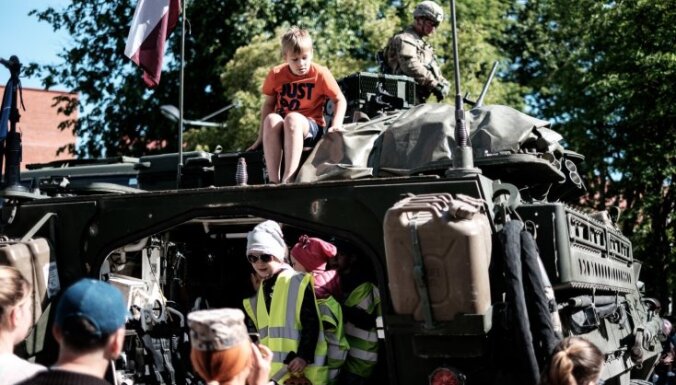 Foto: Ko nozīmē braukt 'Stryker' kaujas mašīnā pa Latgali