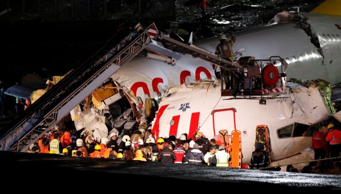 ФОТО, ВИДЕО: В аэропорту Стамбула при посадке разбился пассажирский самолет, один человек погиб