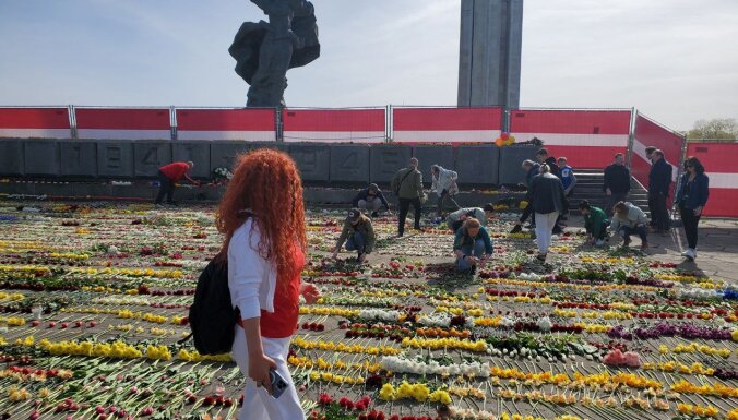 К вечеру у памятника в парке Победы вновь образовался ковер из цветов