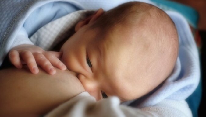Par maz vai par daudz piena, bērns kož krūtī: problēmas un risinājumi krūtsbarošanā