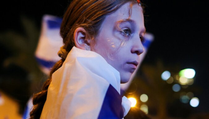 Foto: 'Lielākā demonstrācija valsts vēsturē' – Izraēlu pārņem vērienīgi protesti