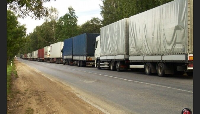 В очереди на границе стоят 900 грузовиков