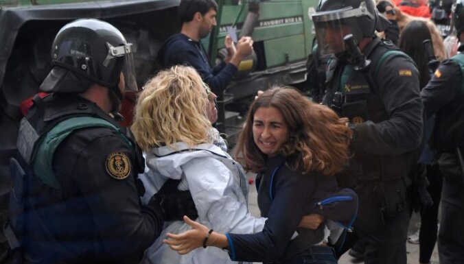 Foto: Katalonijas referendums pārvēršas haosā; lietā tiek likti steki un gumijas lodes