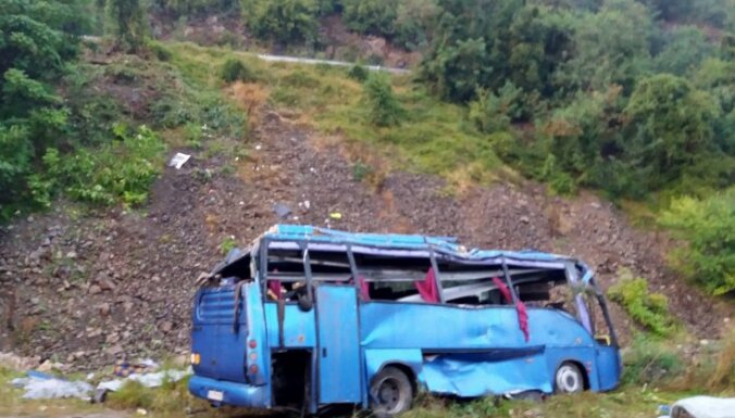 Минимум 15 человек погибли при аварии туристического автобуса в Болгарии