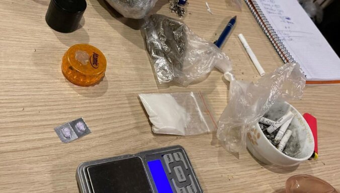 Foto: Policija pie 'Telegram' narkodīlera atrod marihuānu un 'Xanax'