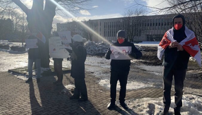 ФОТО. Около российского посольства в Риге прошла акция протеста