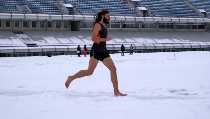 Latvietis labo Ginesa rekordu skriešanā ar basām kājām pa sniegu