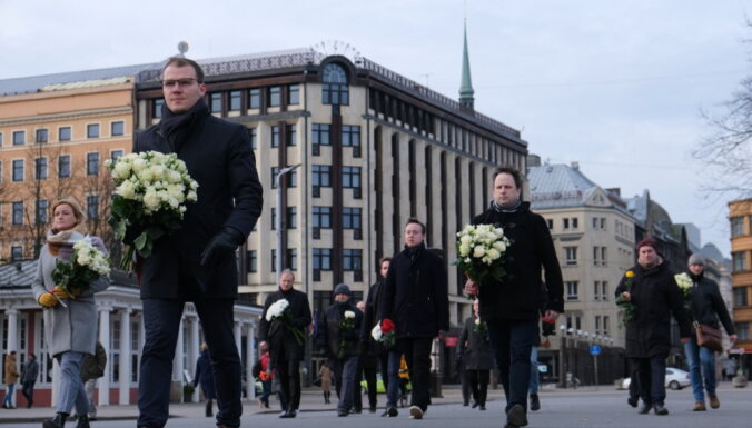 Полиция следит, чтобы у памятника Свободы не собрались поклонники легионеров: Райвис Дзинтарс пришел с цветами