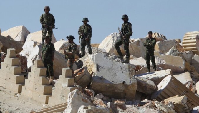 Karavīri drupās, nāvessodu krātiņš un 'Daesh' sveicieni: Palmīra pēc atbrīvošanas