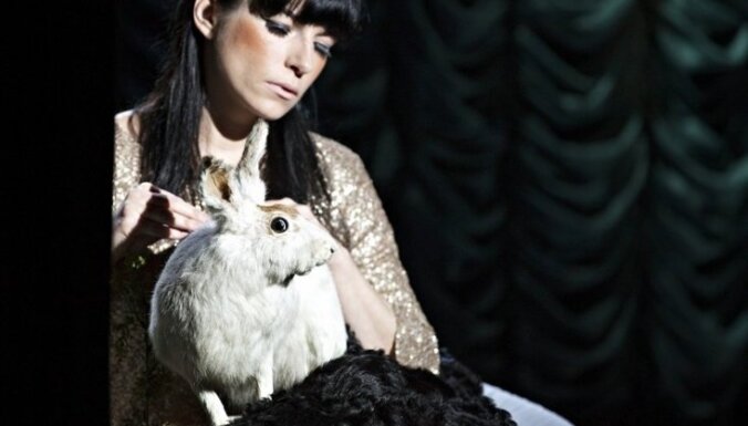 Foto: Pirmizrādi piedzīvo eksperimentālā performance 'Endij Vorhol, tas Tu?'