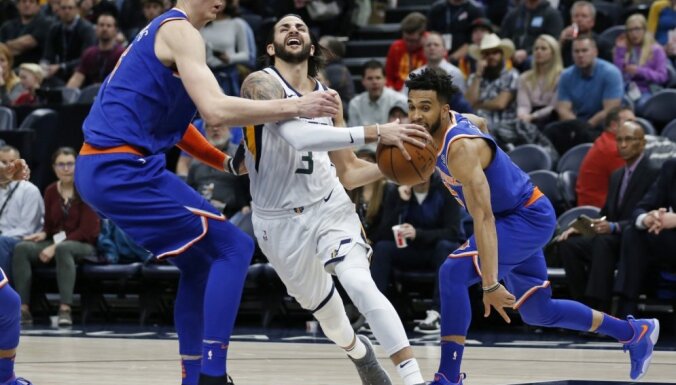 Porziņģis ar 18 punktiem palīdz 'Knicks' izbraukumā pieveikt 'Jazz' komandu