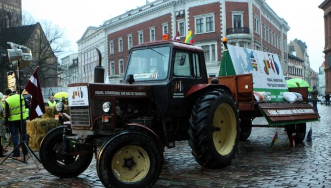 Padomju laika traktora protesta akcija 'piestāj' Rīgā