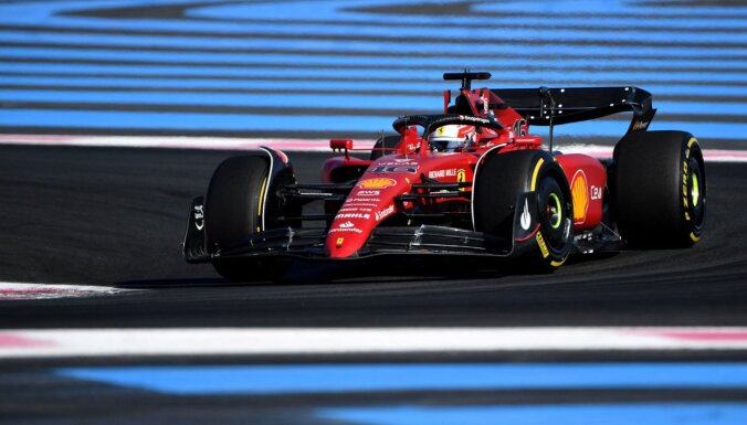 'Ferrari' piloti ātrākie pirmajos treniņos Francijā