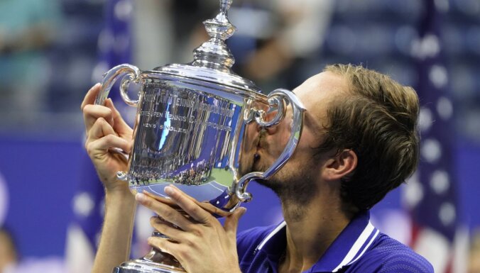 Medvedevs izcīna pirmo titulu un neļauj Džokovičam tikt pie 'Grand Slam'