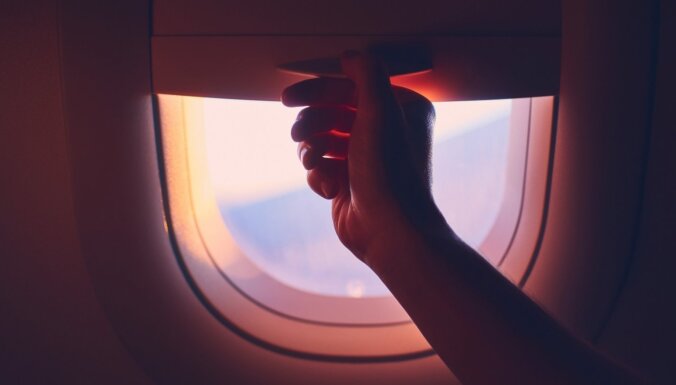 'TikTok' strīds liek diskutēt par lidojuma etiķeti: kam ir tiesības aizvērt loga aizbīdni?