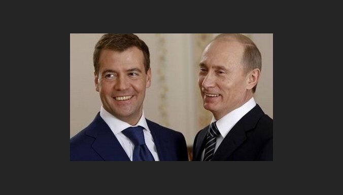 Медведев выдвинул Путина в президенты России