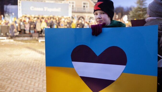 Foto: 'Rokas nost' – kā cilvēki visā Latvijā pauda atbalstu Ukrainai