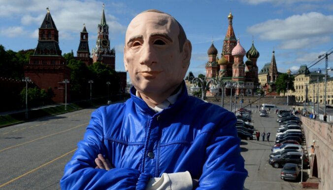 Российский пикетчик в маске Путина попросил убежище в Киеве