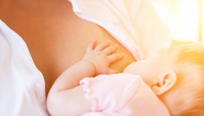 Seši neparastāki iemesli, kāpēc mammai nāk par labu bērna zīdīšana ar krūti