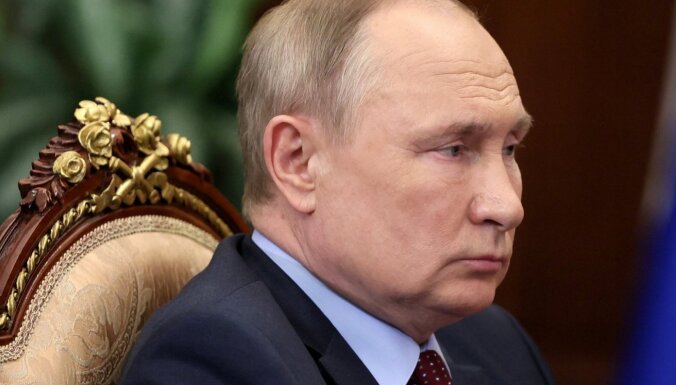 'Paša propagandas saindēts': vērotājiem bažas par Putina garīgo veselību