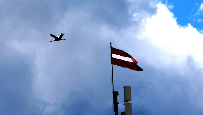 4. maija foto no Tukuma – svēteļi sveic Latvijas karogu