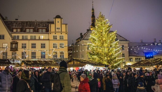 ФОТО. В Таллине открылся рождественский рынок и зажглась новогодняя елка