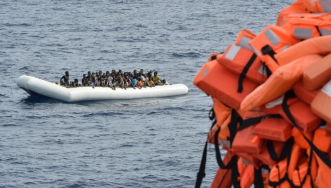 Divas Francijas nevalstiskās organizācijas izbeidz migrantu glābšanas misiju Vidusjūrā