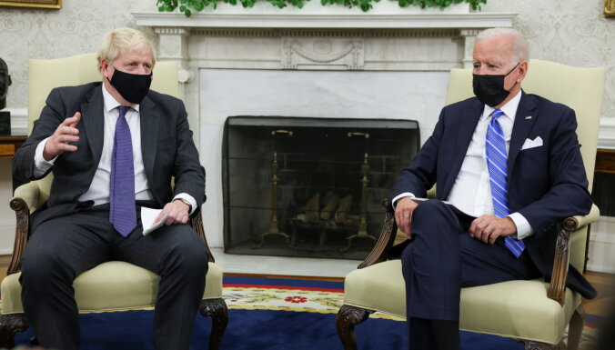 Ukrainas jautājumā joprojām iespējams panākt diplomātisku vienošanos, pārliecinātas ASV un Lielbritānija