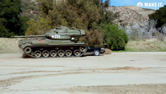 ВИДЕО: Шварценеггер на личном танке раздавил лимузин