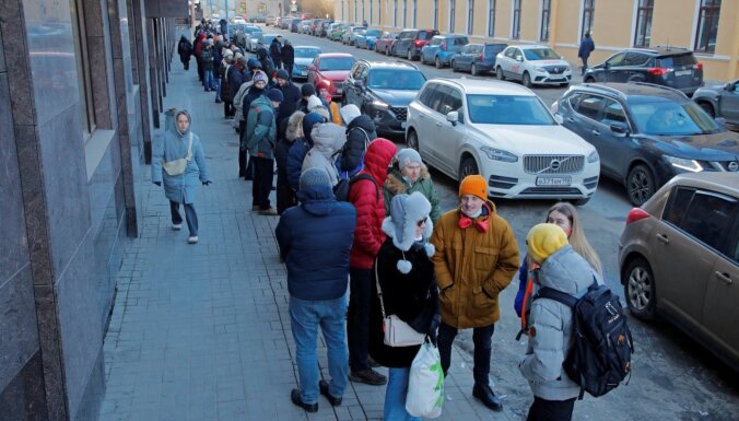 ФОТО: Россияне стоят в огромных очередях у банкоматов, чтобы снять наличные